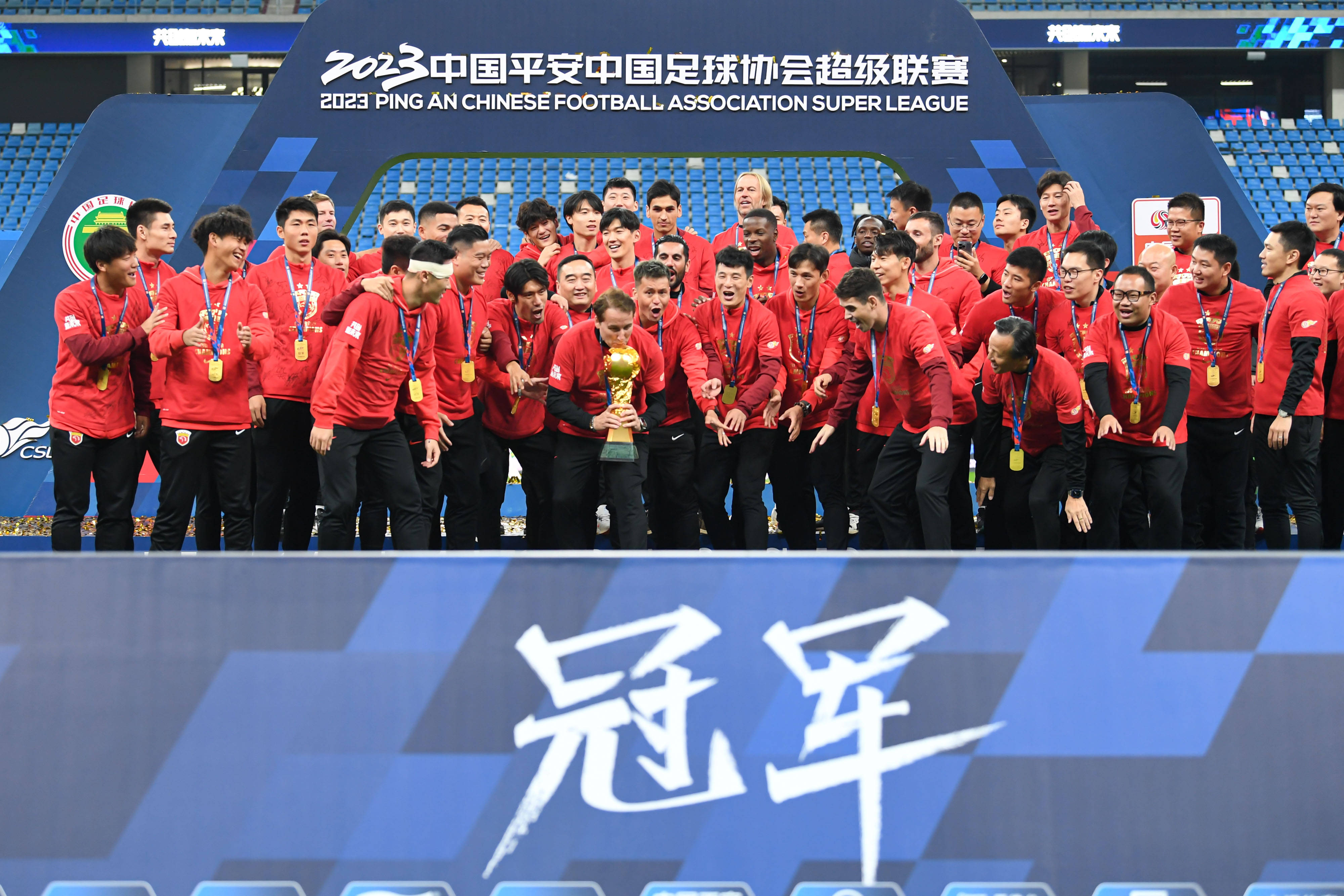 上海上港队员士气高涨，备战成功