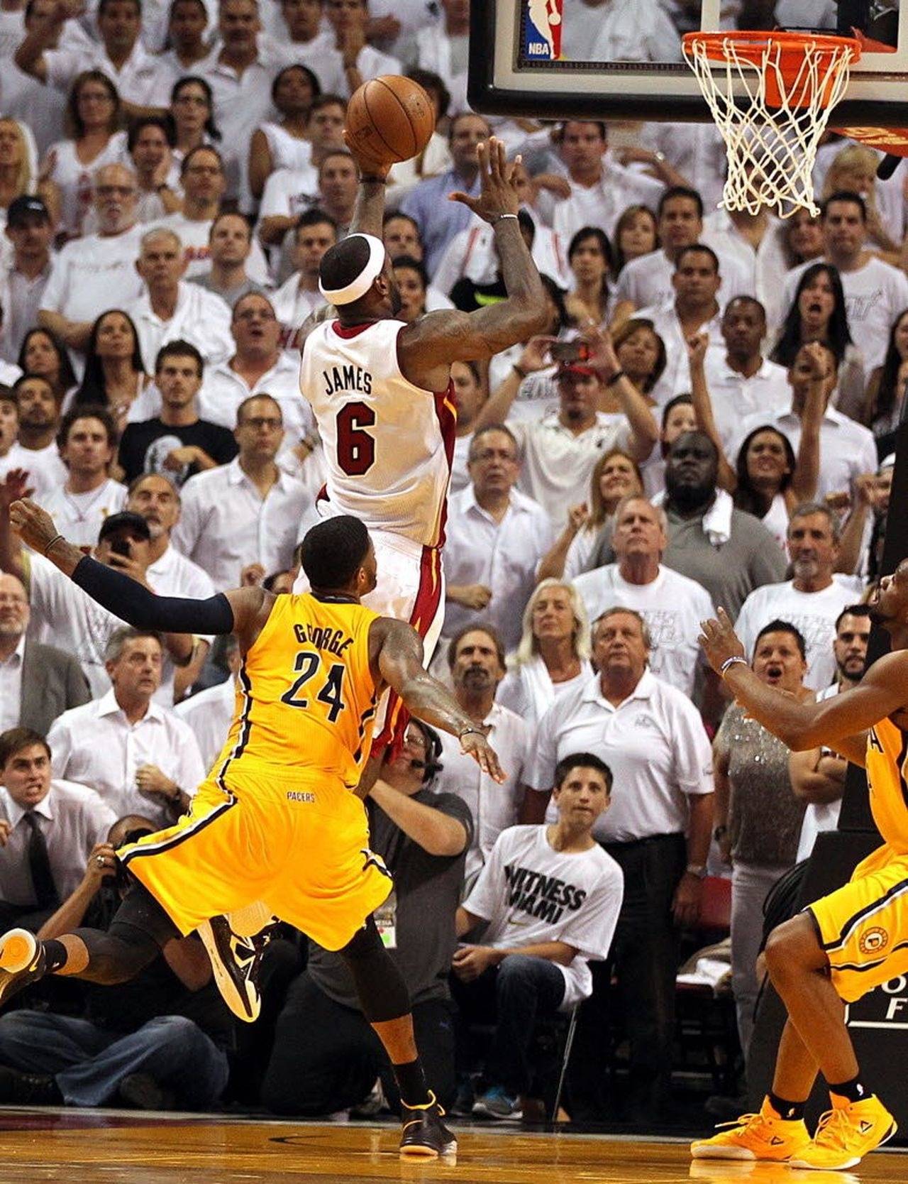 湖人大胜步行者，詹姆斯带领全队征服对手