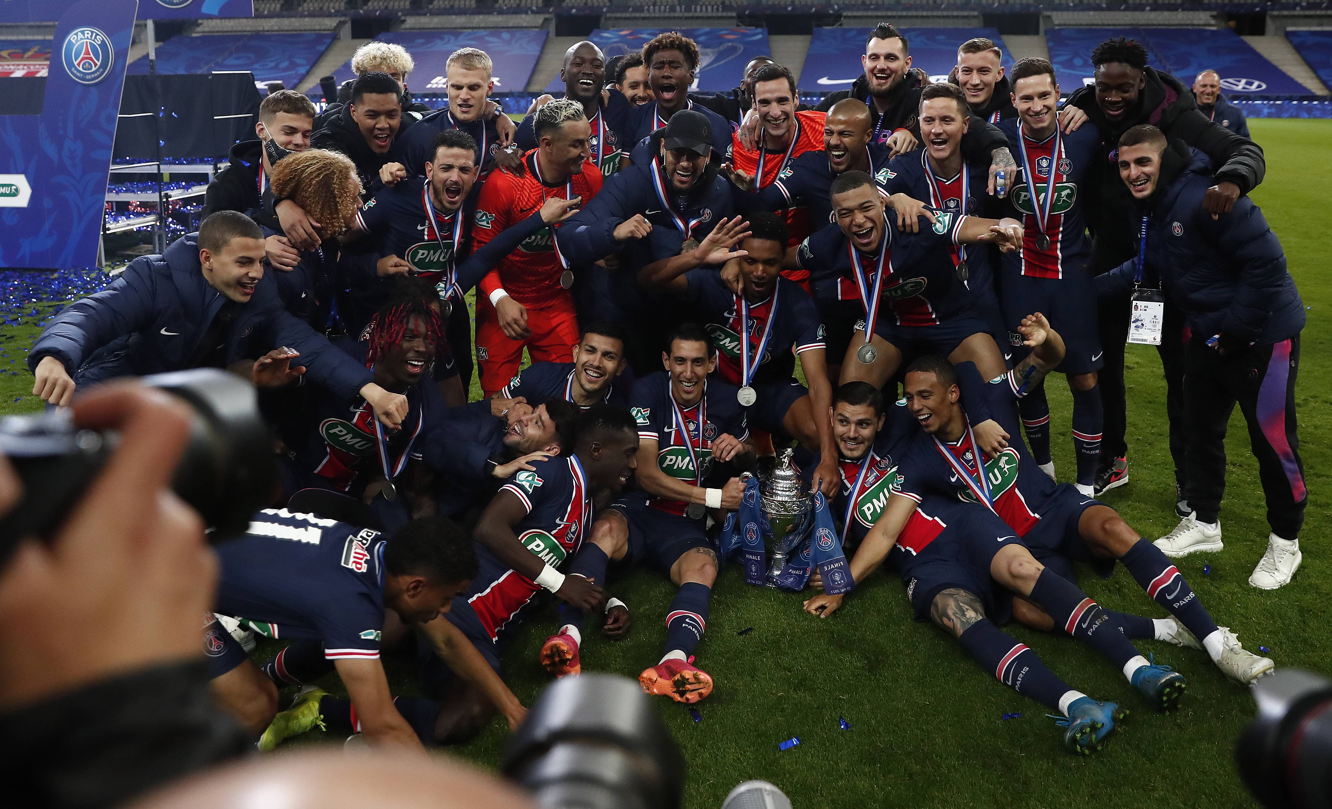 巴黎圣日耳曼球队全体备战比赛