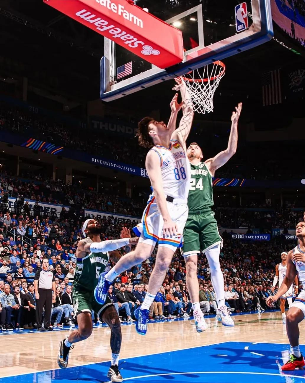 雄鹿大胜猛龙取得两连胜，米德尔顿全队最高30分