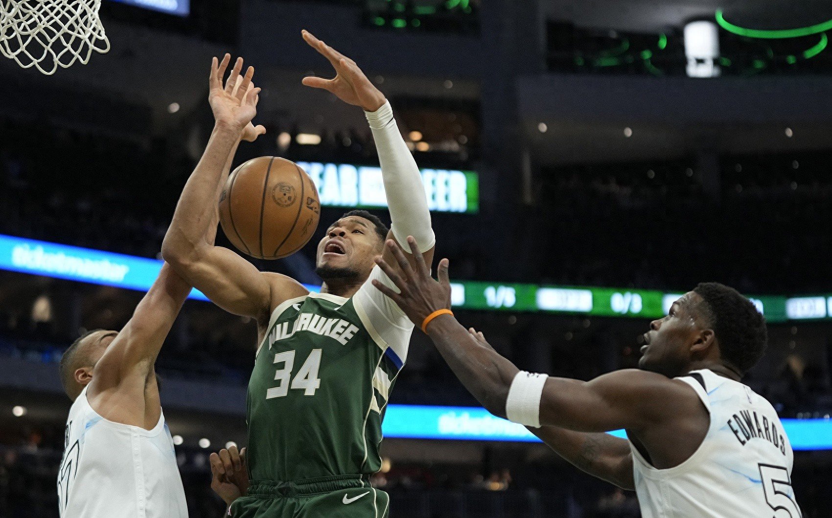 马刺主场大胜黄蜂，保持不败