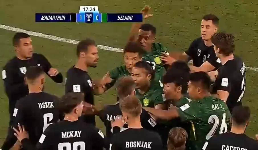 亚冠比赛中双方球队展开激烈对抗