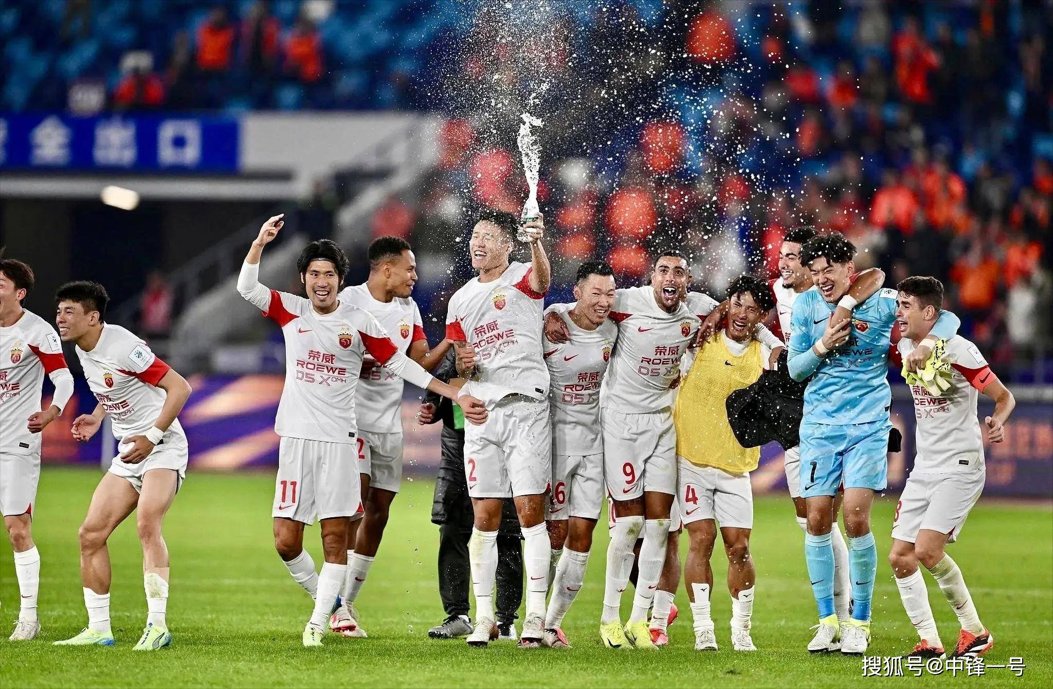 亚冠比赛中双方球队展开激烈对抗