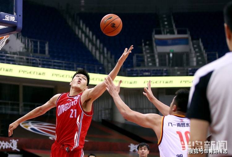 外线投篮稳定，助球队轻取胜利的简单介绍