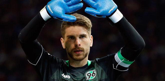 包含汉诺威中场组织稳固，带领球队士气高涨的词条