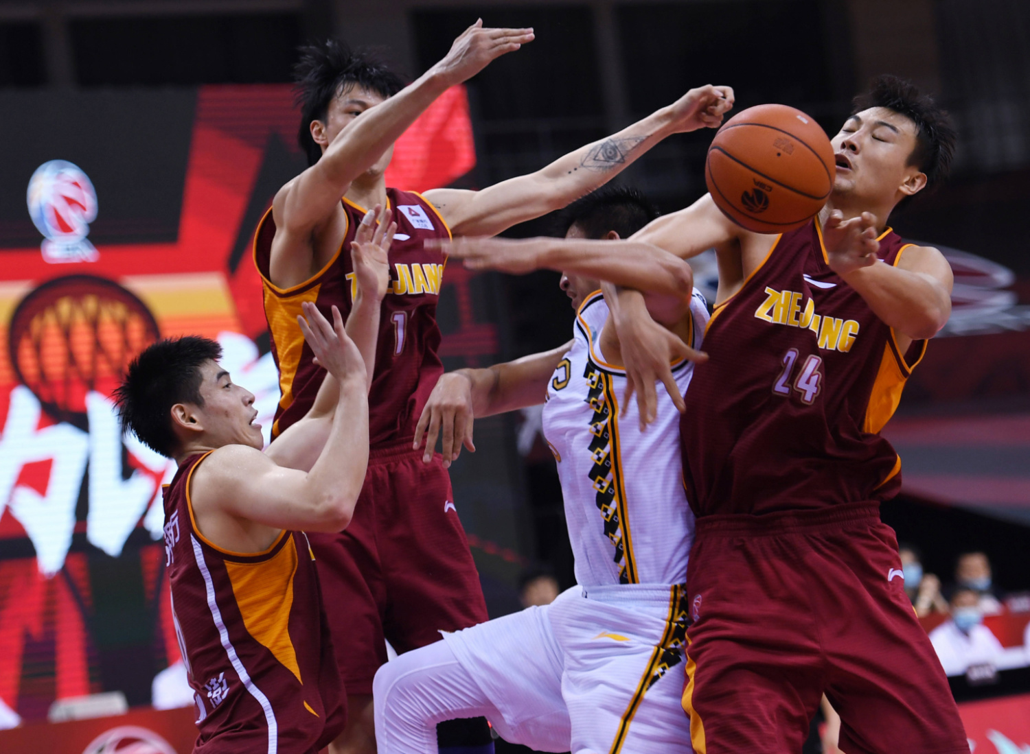 od体育教练-关于精彩对决剑拔弩张，球队竭力争胜的信息