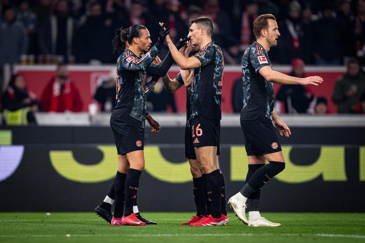 拜仁主场轻取对手登顶积分榜的简单介绍