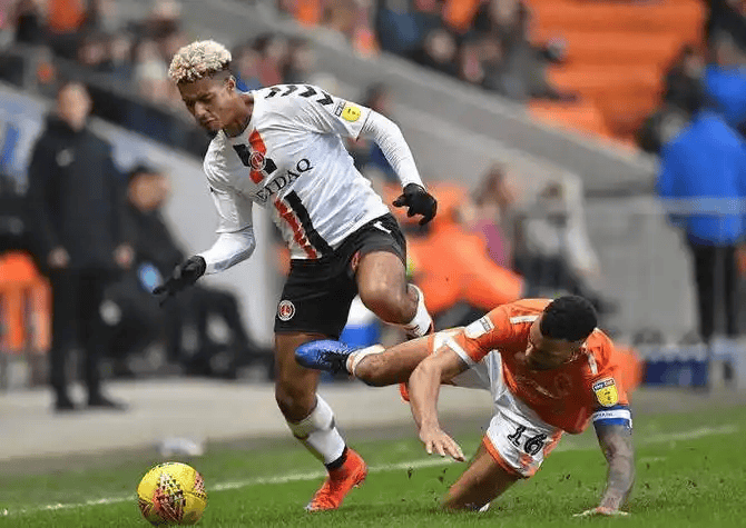 包含诺维奇客场逼平对手，保级前景暂时宽裕的词条